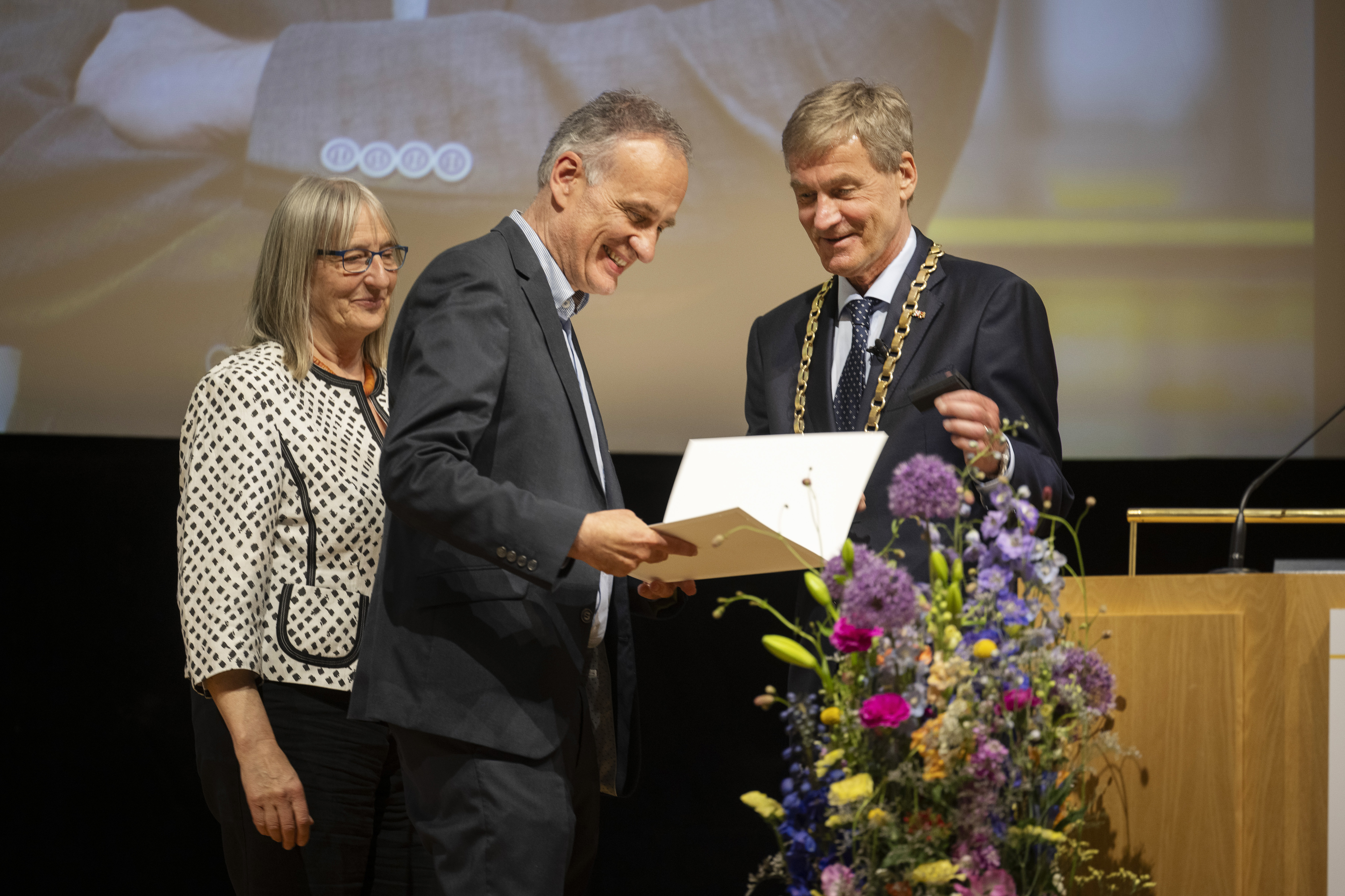 Das Foto zeigt Prof. Dr. Christel Marian und Prof. Dr. med. Dr. h.c. Dr. h.c. Gerd Heusch (AWK) mit Prof. Dr. Norbert Scherbaum (Mitte).