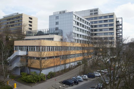 Auf dem Bild ist das Hauptgebäude des LVR-Klinikum Essen von außen zu sehen