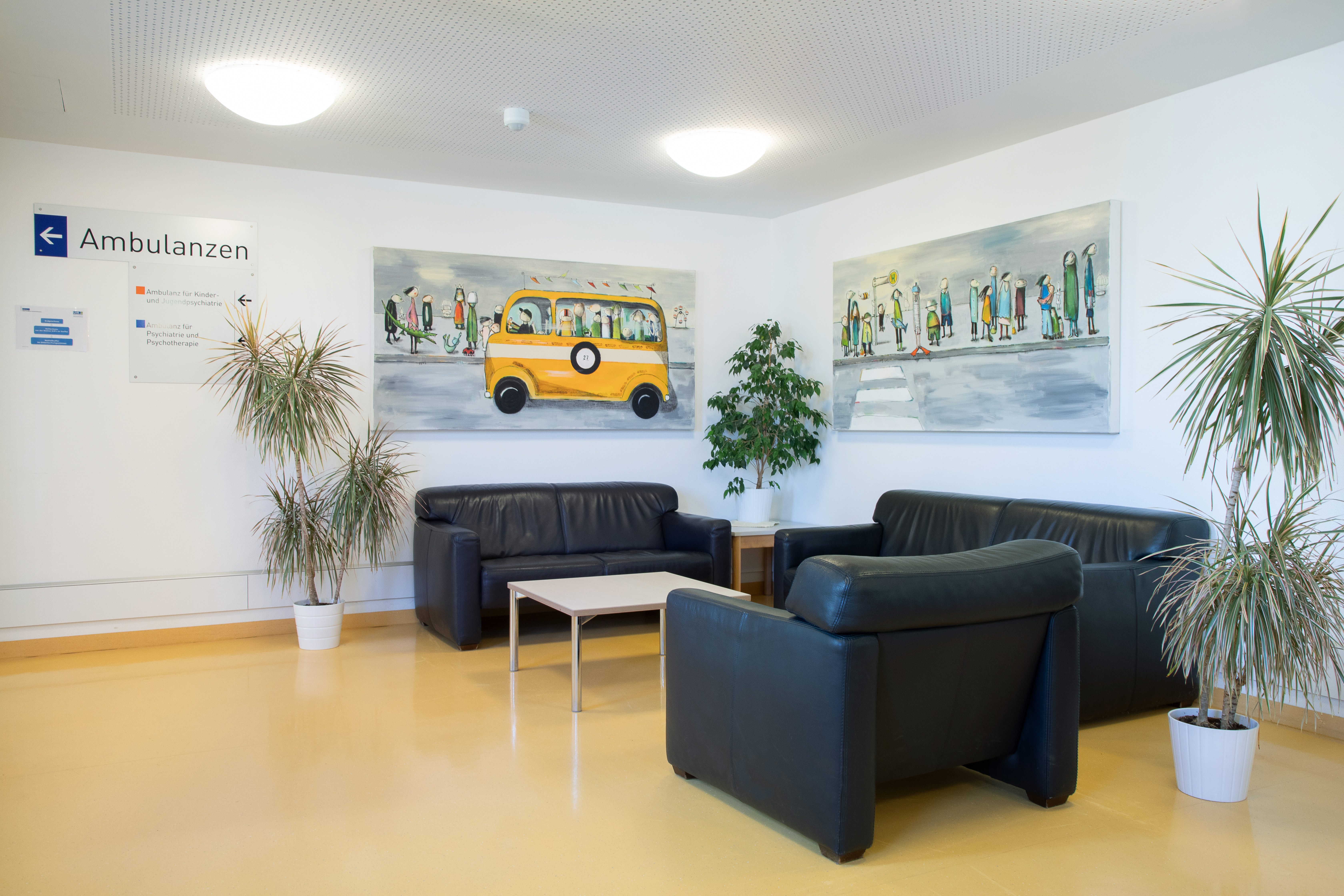 Eingang der Ambulanz der Klinik für Psychiatrie, Psychosomatik und Psychotherapie des Kindes- und Jugendalters