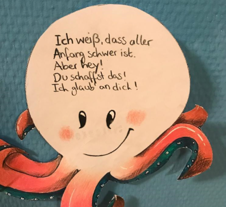 Eine Entlass-Nachricht aus der Kinder- und Jugendpsychiatrie: Eine von einem Kinde gezeichnete Krake auf deren Kopf die Nachricht: Ich weiß, dass aller Anfang schwer ist. aber hey! Du schaffst das! steht.