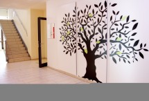 Baum der Hoffnung: Ein großes Bild eines Baum auf einer Wand im Erdgeschoß