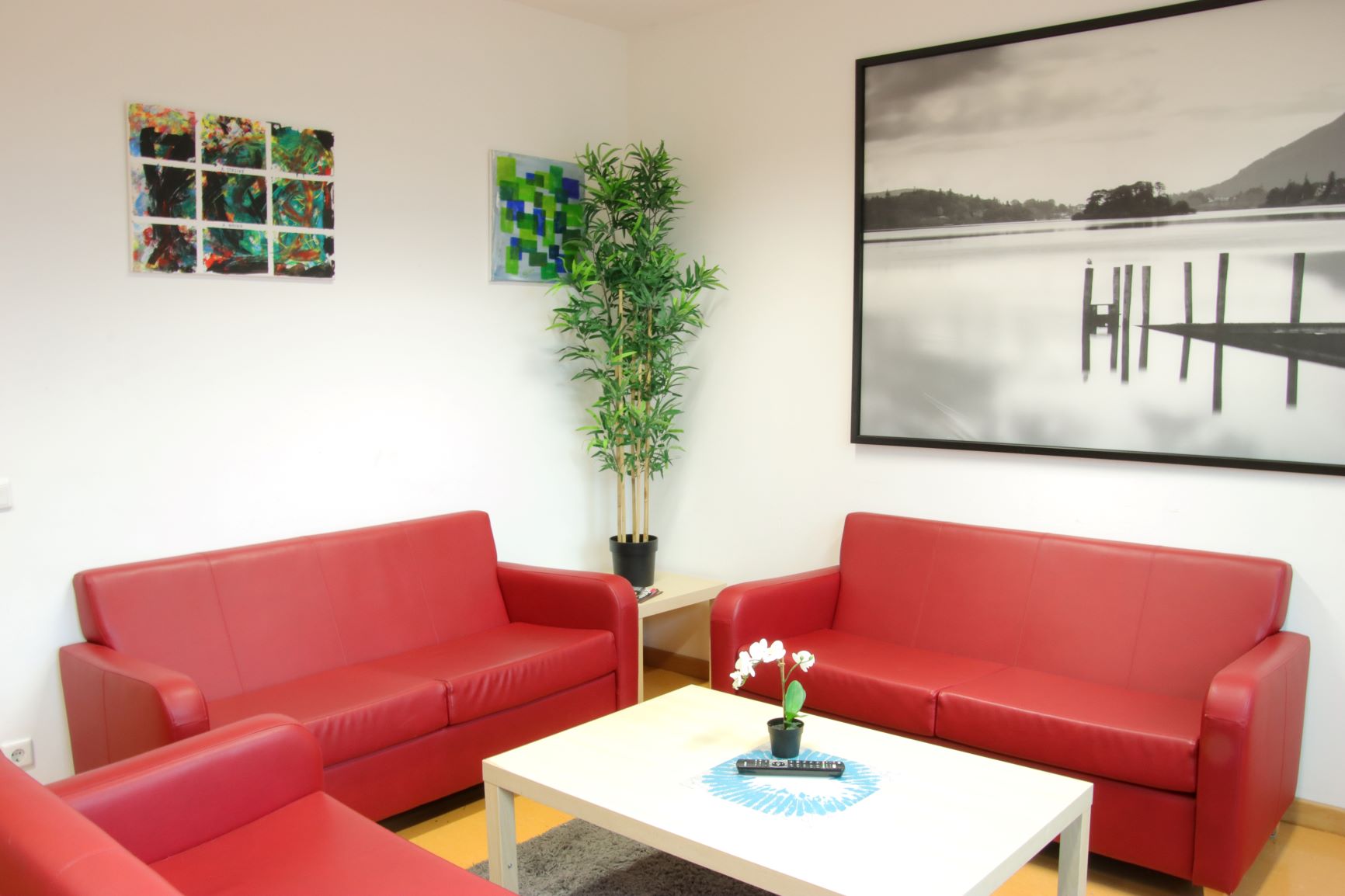 Aufenthaltsraum der forensischen Station mit Sofa
