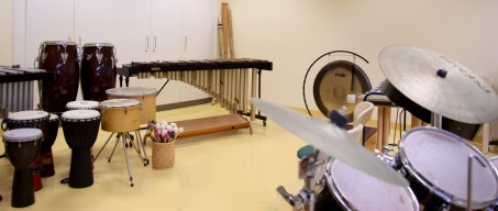 Bild zeigt den Raum der Musiktherapie im LVR-Klinikum Essen: Im Vordergrund ist ein Schlagzeig zu sehen, dahinter steht ein großer Gong, links daneben ein großes Xylophon und Trommeln.