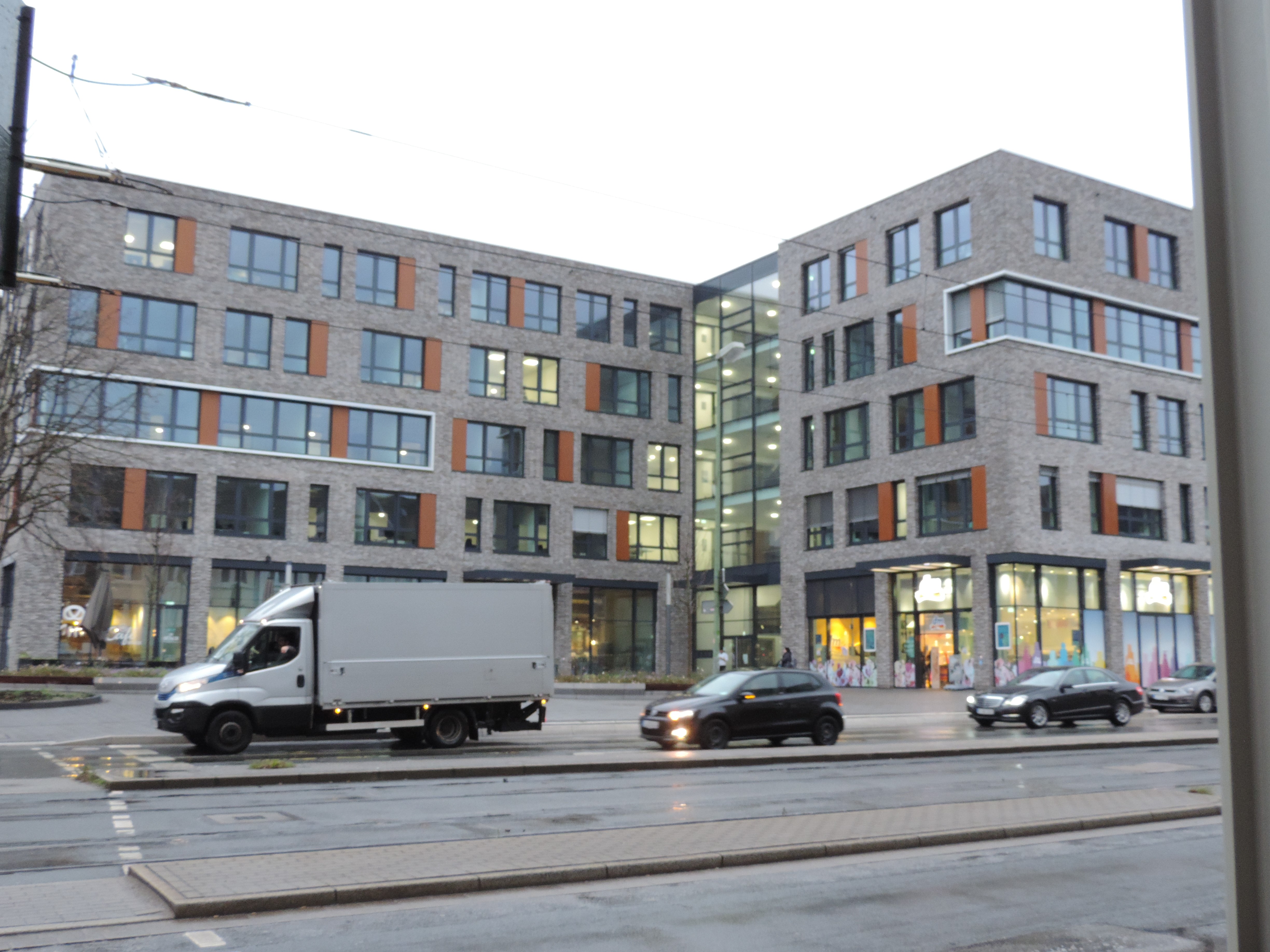 Bild zeigt die PM-Ambulanz in den Cranachhöfen am Holsterhauser Platz 6 von außen