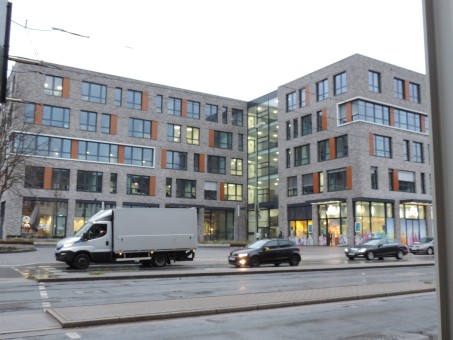 Das Bild zeigt eine Außenaufnahme der Ambulanz der LVR-Klinik für Psychosomatische Medizin und Psychotherapie Essen am Holsterhauser Platz 6.