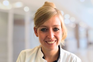 Auf diesem Bild sieht man Oberärztin Katharina Steiner, Komfortstation.